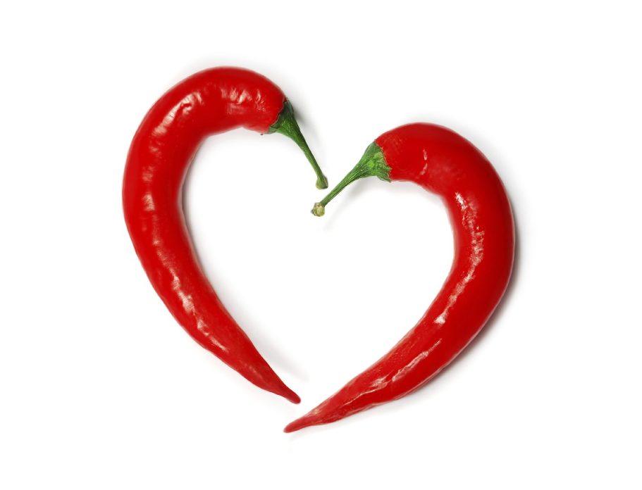 Foto von zwei roten Chili in Herzform
